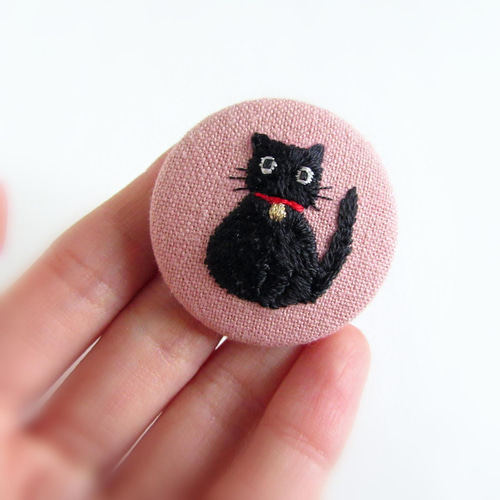 受注制作『黒猫』くるみボタン 刺繍ブローチ ブローチ くろねこ