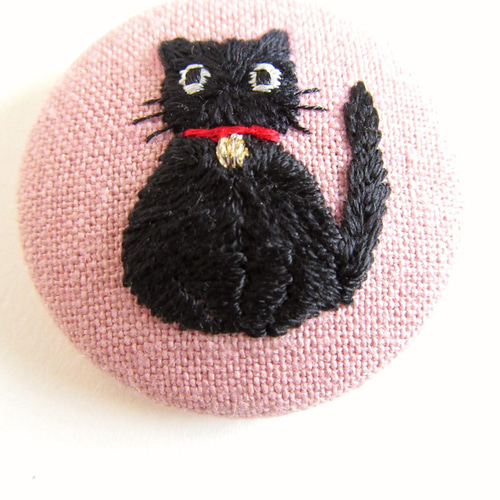 くるみボタン猫刺繍ブローチ