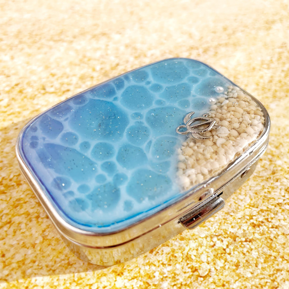 ホヌ泳ぐ 輝く 水面 海 レジン ピルケース ブルー 小物入れ 小物ケース