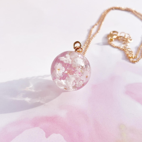 桜の空玉レジン ネックレス 球体レジン 球体アクセサリー