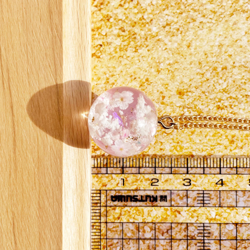 桜の空玉レジン ネックレス 球体レジン 球体アクセサリー