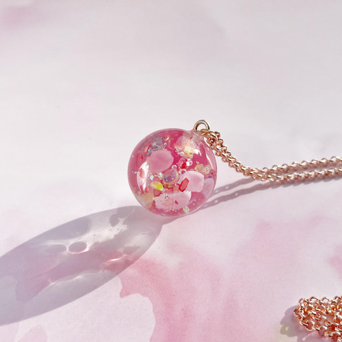 M222レジン　ネックレス　ピンクフラワー桜アレンジ球体2.9cm 9e6337c9920233a557c16975b8e4f3