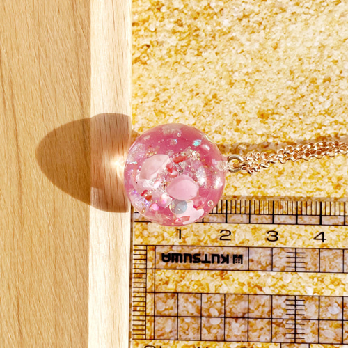 花びら 舞い込んで きらめく 春 桜 レジン ネックレス 球体