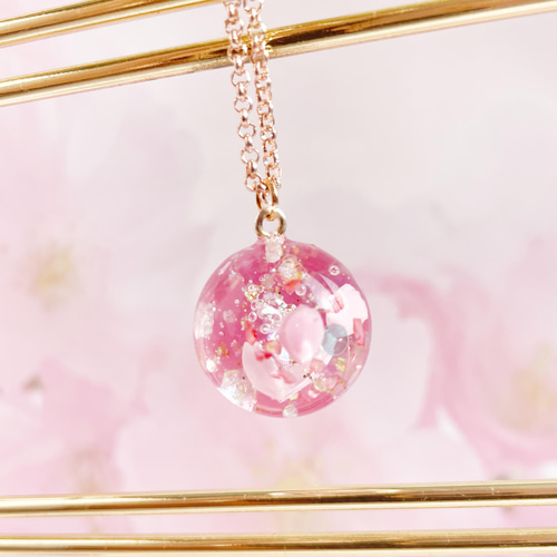 花びら 舞い込んで きらめく 春 桜 レジン ネックレス 球体
