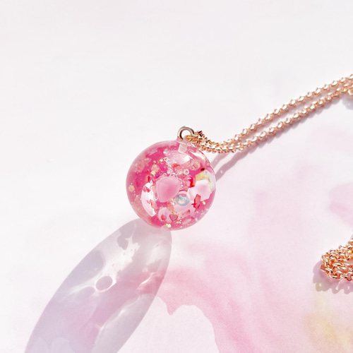 日本に 桜 春 きらめく 舞い込んで 花びら レジン 球体 ネックレス ネックレス・ペンダント