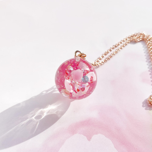 M222レジン　ネックレス　ピンクフラワー桜アレンジ球体2.9cm 一輪の桜ネックレス（ピンク） SAKURA / Cherry blossom