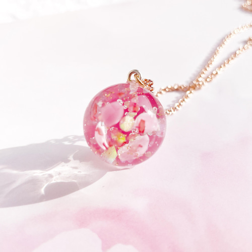花びら 舞い込んで きらめく 春 桜 レジン ネックレス 球体