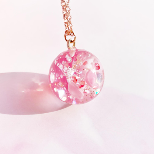 M222レジン　ネックレス　ピンクフラワー桜アレンジ球体2.9cm M253 レジン ネックレス 淡色フラワーアレンジ 球体2.6cm - メルカリ