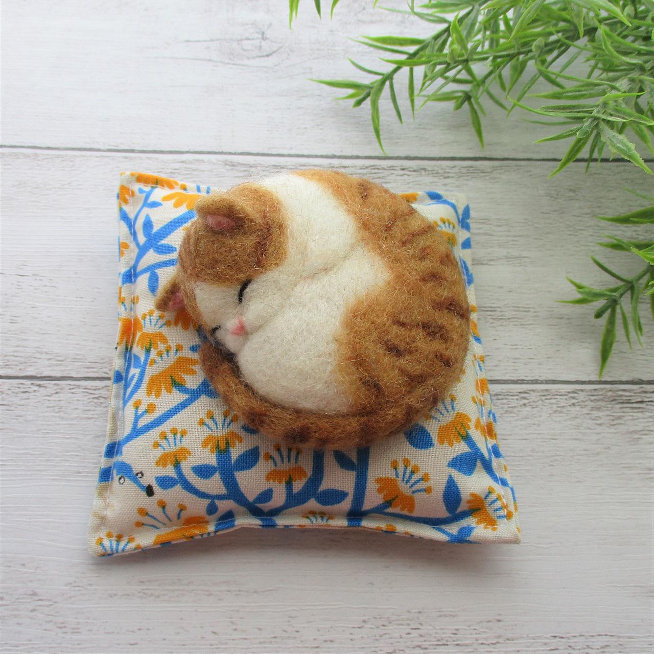 hanmifelt 羊毛フェルト　キジトラ白ロング　猫　お座りポーズ　長毛猫 da02f2f498a8445a8cf8e8058433ba
