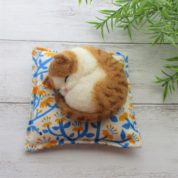 羊毛フェルト まる猫（茶トラ白）座布団付き 羊毛フェルト はる