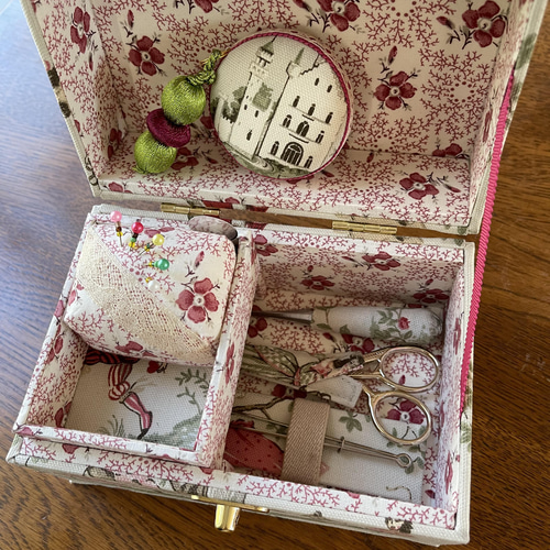 カルトナージュミニ裁縫箱 おとぎの国から飛び出したような カルトナージュミニ裁縫箱 おとぎの国から飛び出したような