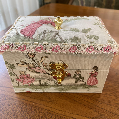 カルトナージュミニ裁縫箱 おとぎの国から飛び出したような カルトナージュミニ裁縫箱 おとぎの国から飛び出したような