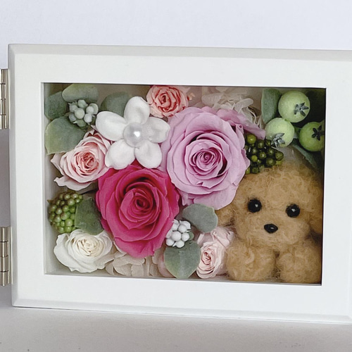 トイプードル（アプリコット）とプリザーブドフラワーのフォトフレーム