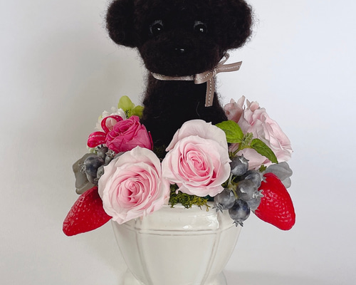 トイプードル（黒）といちごのプリザーブドフラワーアレンジメント 犬