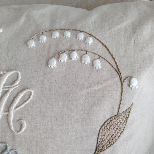 モノグラム刺繍リネンクッションカバー(ホワイト×すずらん)手