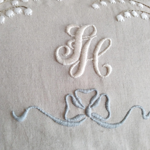 モノグラム刺繍リネンクッションカバー(ホワイト×すずらん)手
