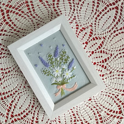 ★フレームを選べる　刺繡フレーム　マーガレットとラベンダーの花束 3枚目の画像