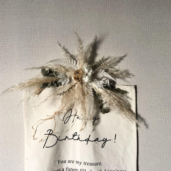 【メッセージ入れ・名入れ可能】パンパスグラスの横長ホワイトスワッグ　スワッグ　ドライフラワー　横長スワッグ 1枚目の画像