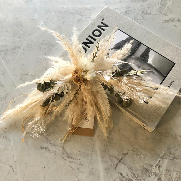 【メッセージ入れ・名入れ可能】パンパスグラスの横長ホワイトスワッグ　スワッグ　ドライフラワー　横長スワッグ 11枚目の画像