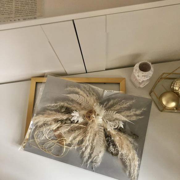 【メッセージ入れ・名入れ可能】パンパスグラスの横長ホワイトスワッグ　スワッグ　ドライフラワー　横長スワッグ 2枚目の画像