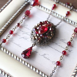 ヴィンテージカボションを編み込んだ華やかな紅いネックレス/母の日や還暦祝いのプレゼントにも 13枚目の画像