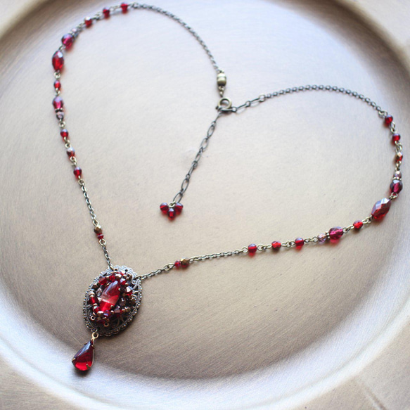 ヴィンテージカボションを編み込んだ華やかな紅いネックレス/母の日や還暦祝いのプレゼントにも 3枚目の画像