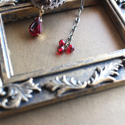 ヴィンテージカボションを編み込んだ華やかな紅いネックレス/母の日や還暦祝いのプレゼントにも 8枚目の画像