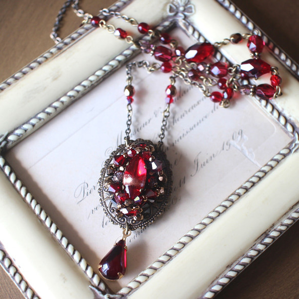 ヴィンテージカボションを編み込んだ華やかな紅いネックレス/母の日や還暦祝いのプレゼントにも 2枚目の画像