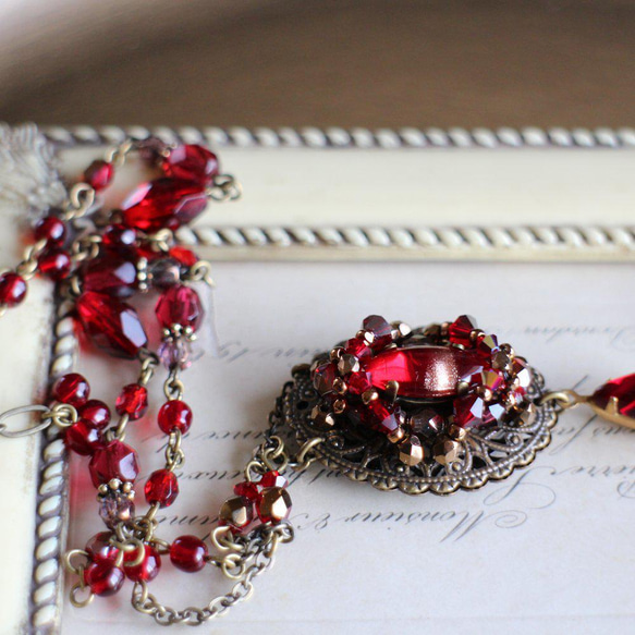 ヴィンテージカボションを編み込んだ華やかな紅いネックレス/母の日や還暦祝いのプレゼントにも 1枚目の画像
