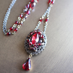 ヴィンテージカボションを編み込んだ華やかな紅いネックレス/母の日や還暦祝いのプレゼントにも 4枚目の画像