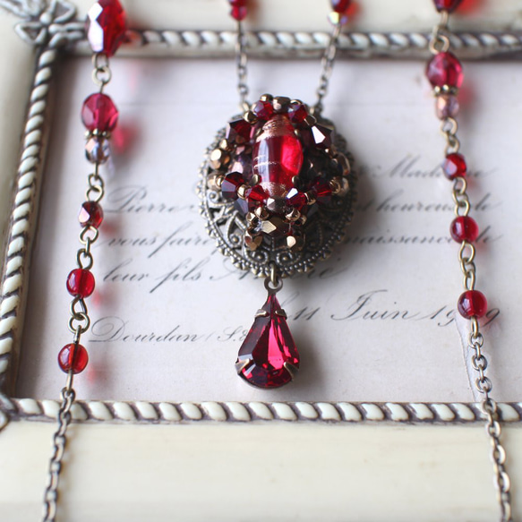 ヴィンテージカボションを編み込んだ華やかな紅いネックレス/母の日や還暦祝いのプレゼントにも 12枚目の画像