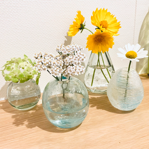 みずみずしい泡のラインのガラスの一輪挿し✴︎blue✴︎ 花瓶