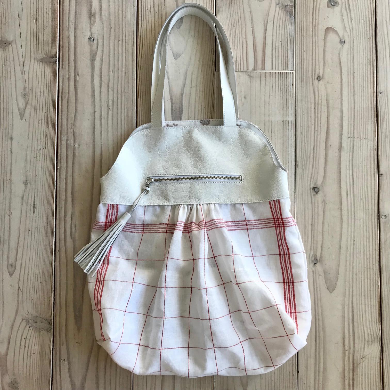 ミルク色の本革と白地に赤チェックのリトアニアリネン＊大容量軽量バルーントート