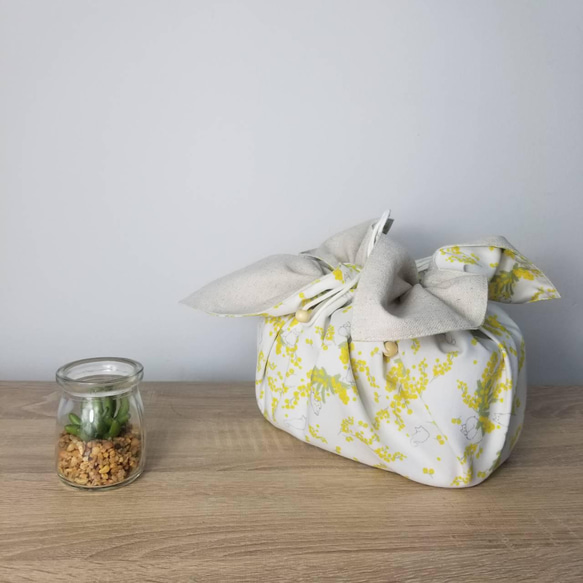 ミモザと白猫　Bento cloth 'n' bag ～紐を引っ張るとお弁当袋になるランチクロス～ 1枚目の画像