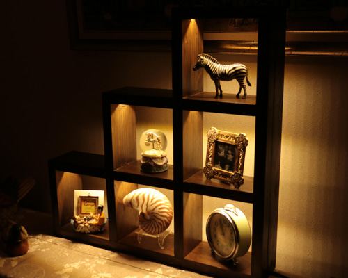 オーク色ちょっと大き目LED照明組み込み階段ディスプレイ スタンド