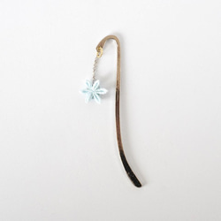 つまみ細工 雪の花のブックマーカー(淡いブルー) 3枚目の画像