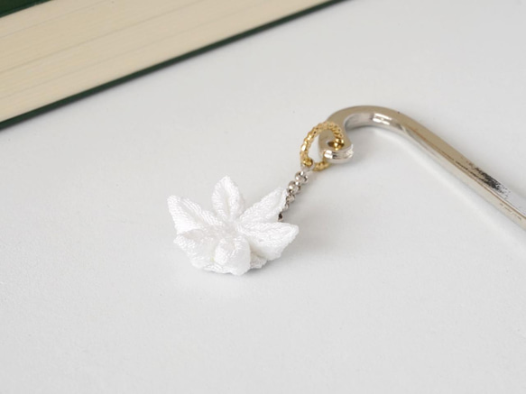 つまみ細工 雪の花のブックマーカー(白) 2枚目の画像