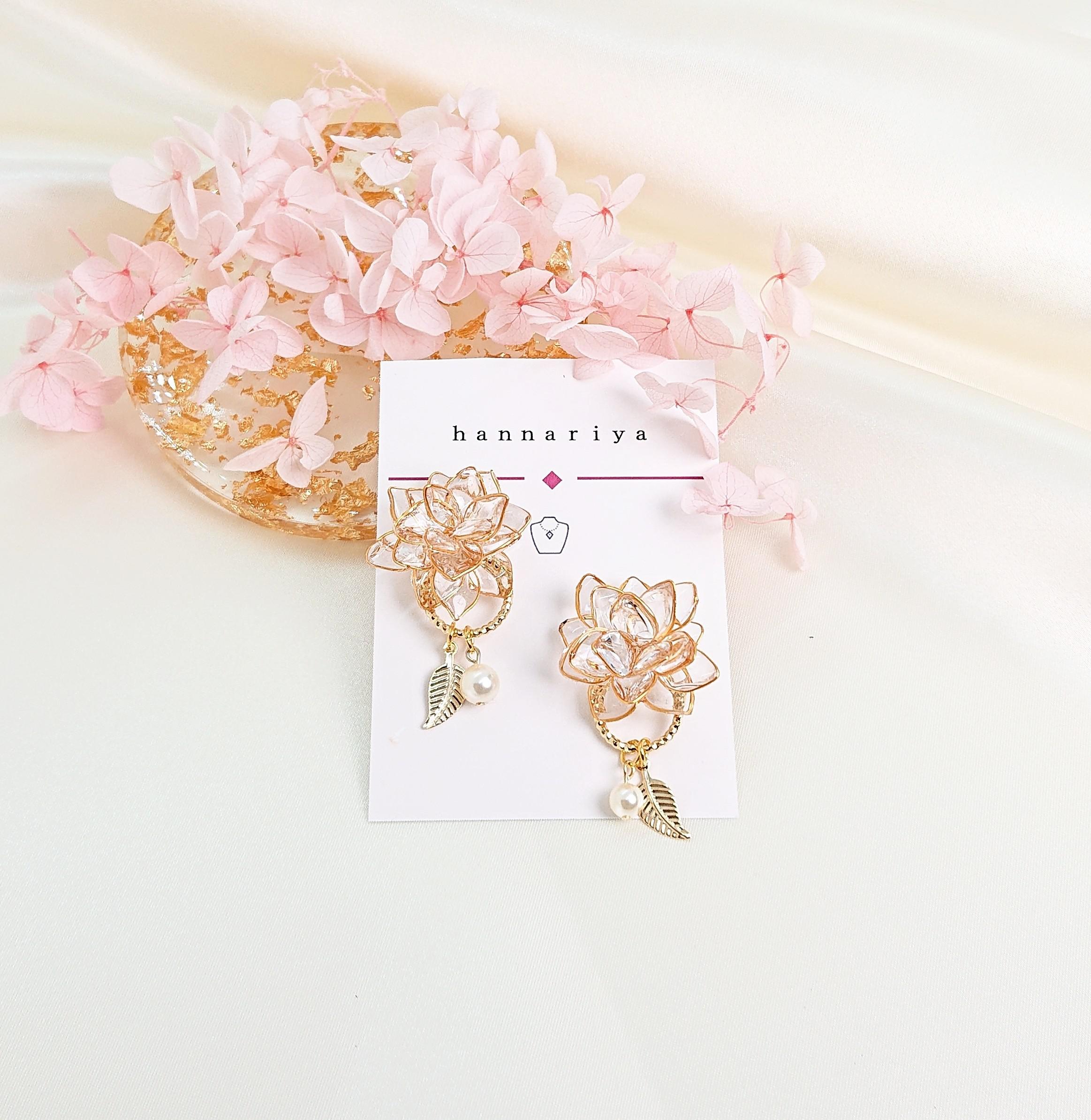 再販まつり✨嬉しいオマケ付き✨人気 うる艶 透明 ダリア ダリアピアス ダリアイヤリング 上品 キレイめ 透明感 夏