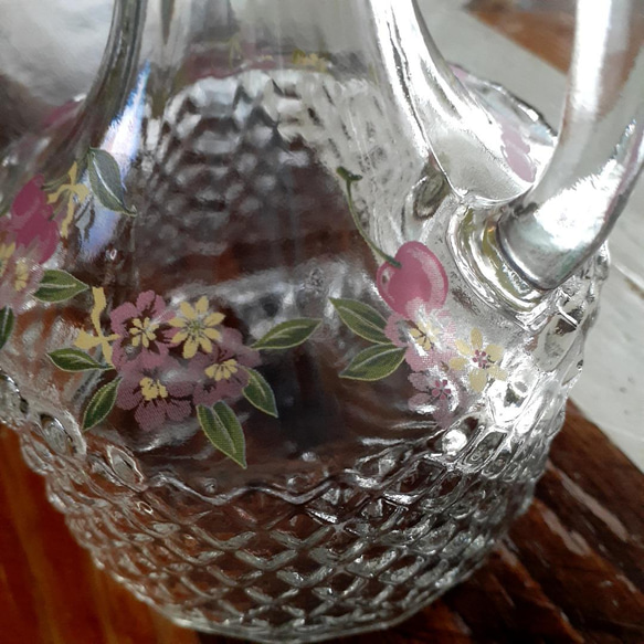 レトロなさくらんぼの花瓶 2枚目の画像