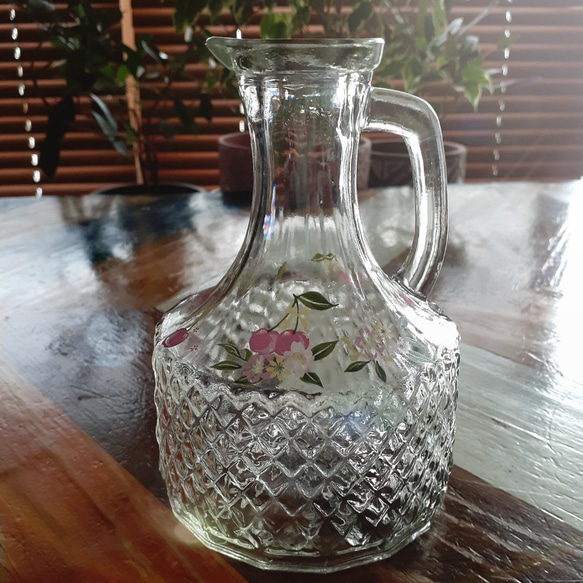 レトロなさくらんぼの花瓶 1枚目の画像
