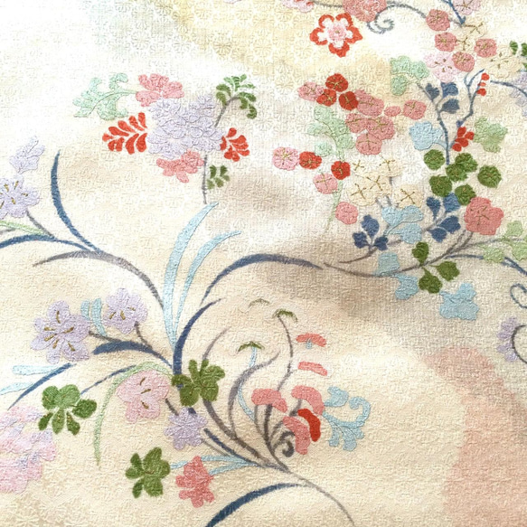 オフホワイトに優しい花柄 と ベビーピンクに紅型の花丸紋 可愛らしさのスカーフ 7枚目の画像
