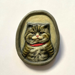 立体ブローチ(額の中の太った猫①) 1枚目の画像