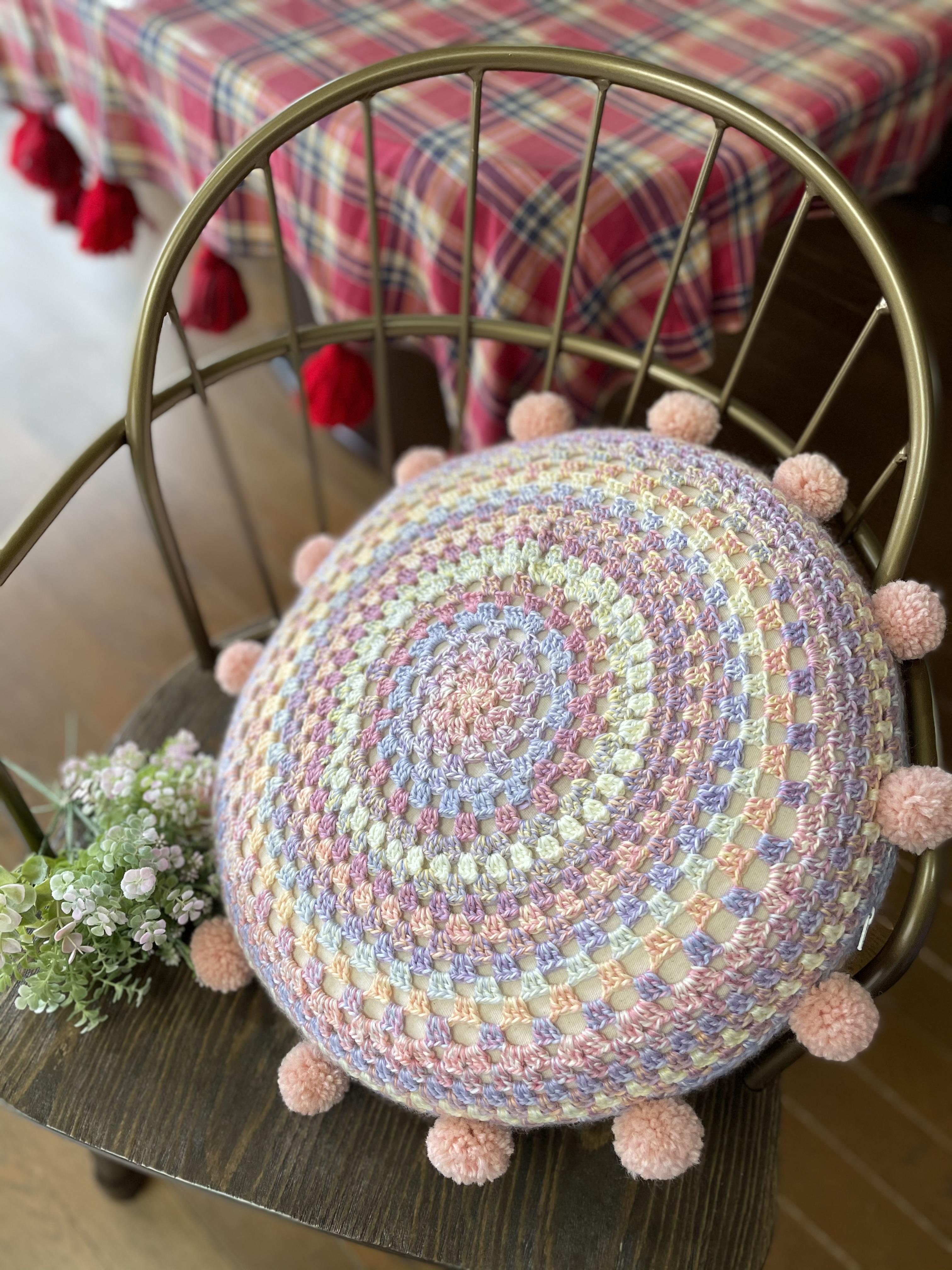 鍵編み　丸型　クッション　直径約47cm NO.08