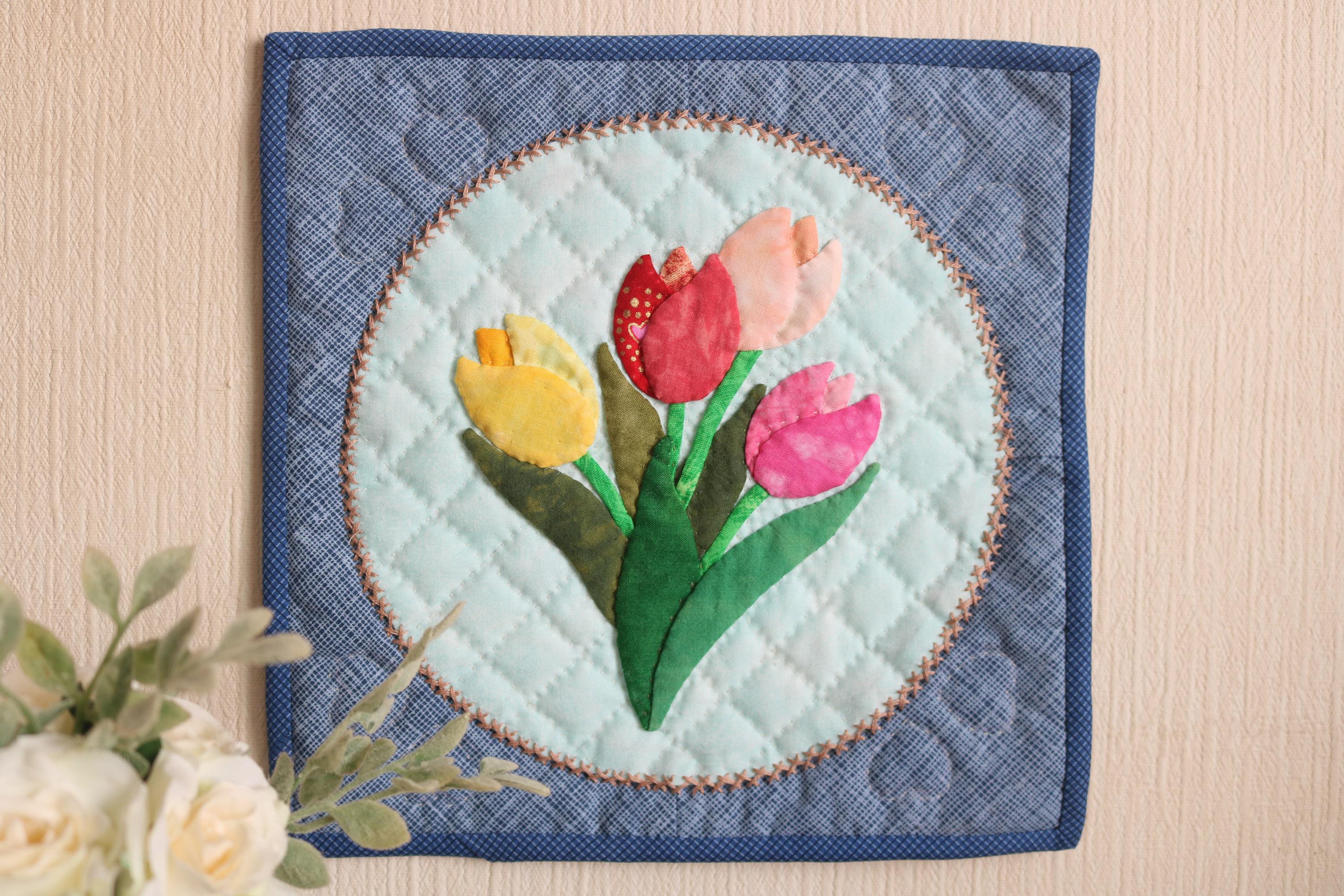 パッチワークタペストリー　花瓶の花(チューリップ) パッチワークタペストリー 花瓶の花(チューリップ)