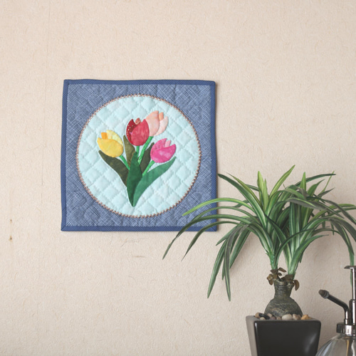 お花のミニタペストリー《チューリップ》 タペストリー・壁掛け キルト