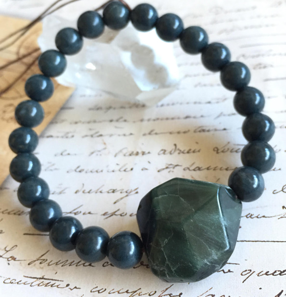 緑と白の玉の腕輪二つ　綺麗なヒスイ　入手困難グリーンマーブルバングル 緑と白の玉の腕輪二つ 綺麗なヒスイ 入手困難グリーンマーブル