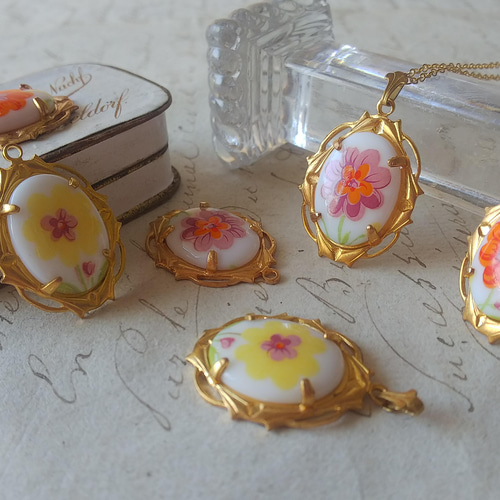 【美品】ビンテージ 紫色 花模様 ガラスネックレス✨ 紫陽花追っかけねこのネックレス バイオレット×ブルー