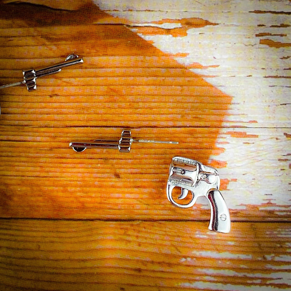 ミニチュアサイズのリアルなピストル(銃)のおもしろピアス メンズ・ユニセックス・ジェンダーレス 4枚目の画像
