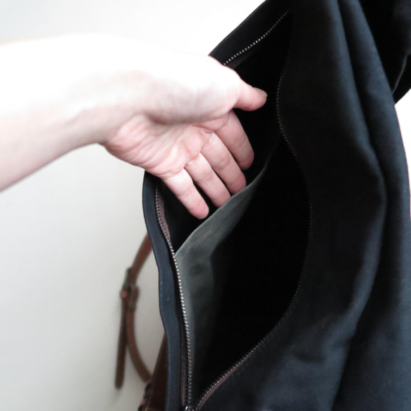 石蠟帆布背包“優勢”黑色 第8張的照片