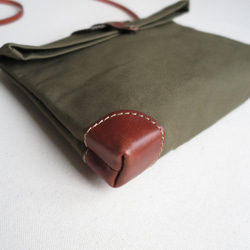 石蠟帆布 pochette“優勢”卡其色 第4張的照片